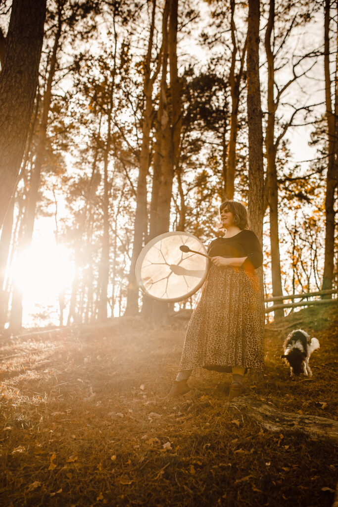Spirituelles Fotoshooting Heilsame Fotografie Heilerin Schamanin mit Hund im Sonnenuntergang