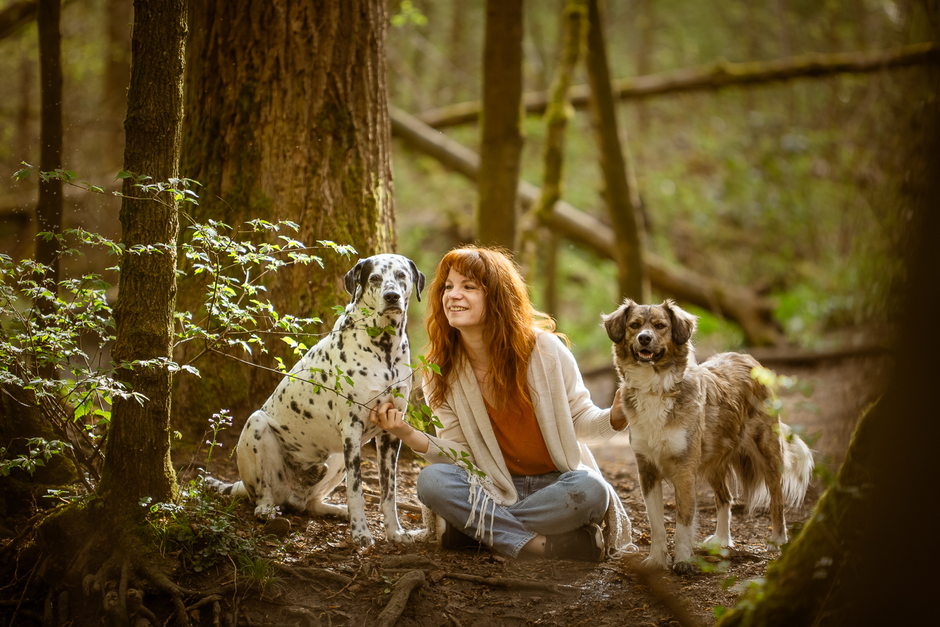 Hundeflüsterin und Tierkommunikatorin und Schamanin im Wald mit ihren 2 Hunden
